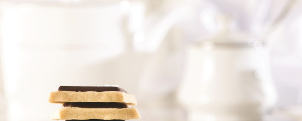 עוגיות חמאה פריכות עם מלח ים ושוקולד אקסלנס